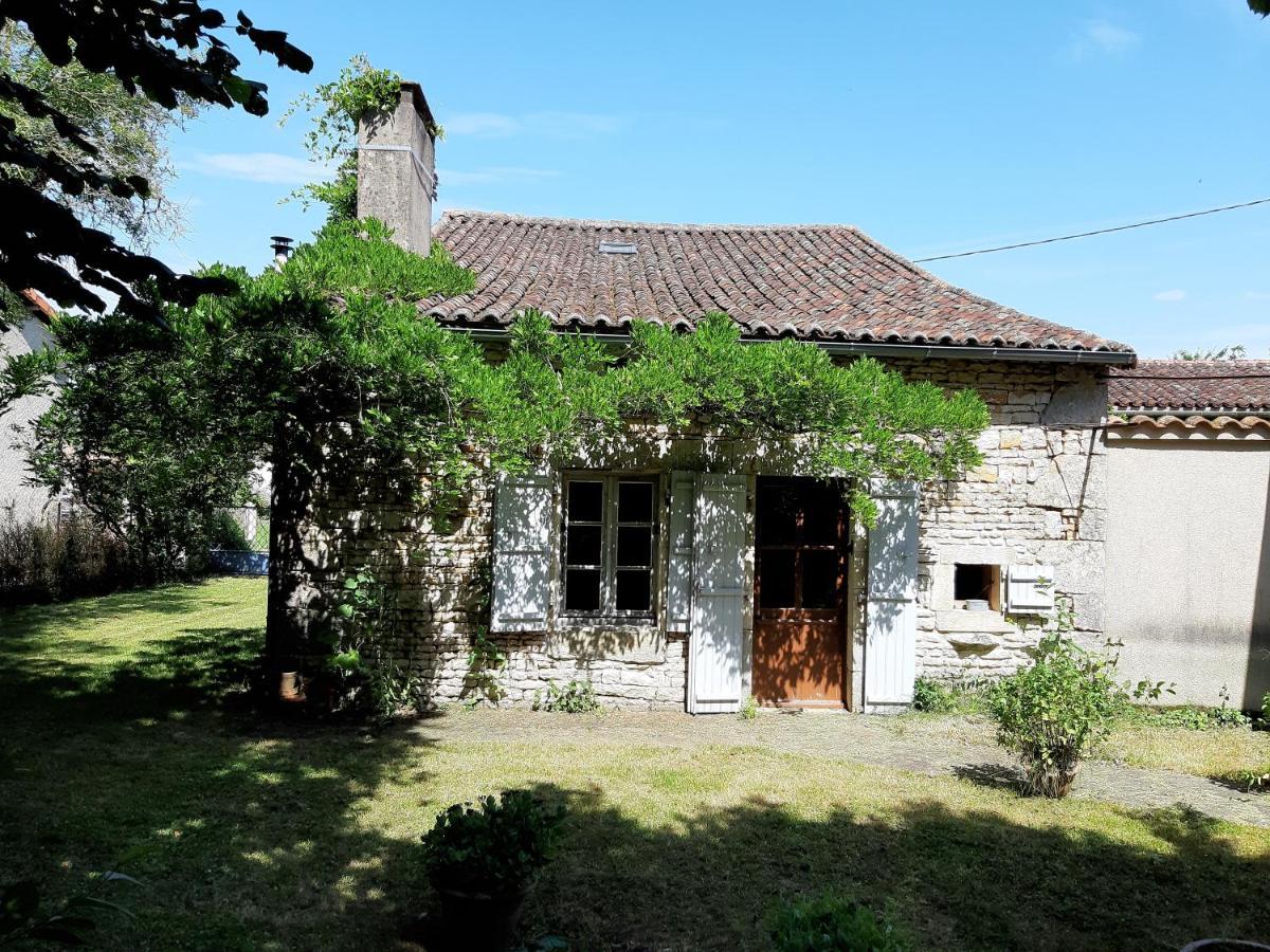 Wisteria Cottage Les Adjots Exteriör bild